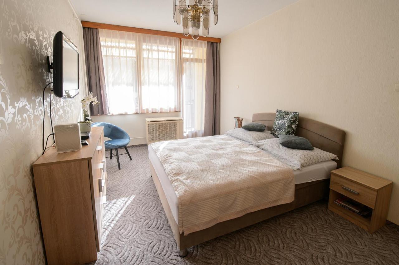 Lujzi Apartman Eger Esterno foto